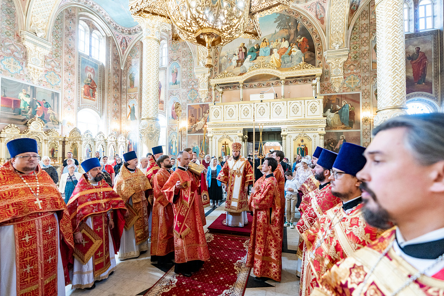 Божественная литургия во Всехсвятском храме города Серпухова